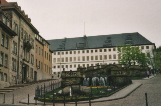 Foto vom Brunnen vor Schloss Fürstenstein in Gotha