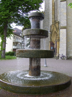 Foto vom Brunnen vor der Martin-Luther-Kirche in Gütersloh