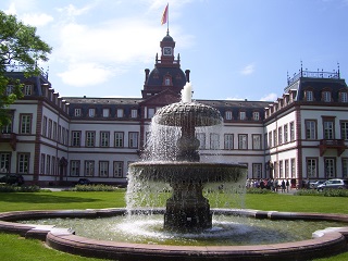 Foto vom Brunnen vor Schloss Philippsruhe in Hanau