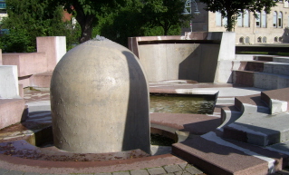 Foto vom Brunnen auf dem Bahnhofsplatz in Heidenheim