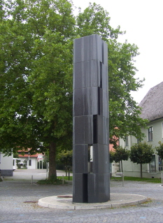 Foto der Brunnensäule vor dem Rathaus in Illertissen