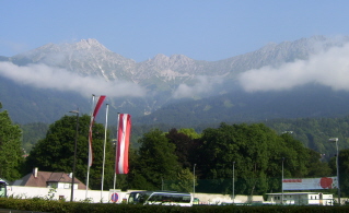 Foto der Berge bei Innsbruck im Nebel