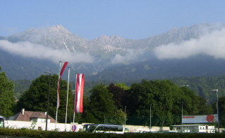 Foto der Berge bei Innsbruck im Nebel