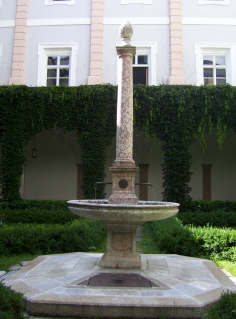 Foto vom Brunnen im Kreuzgang der Hofkirche in Innsbruck