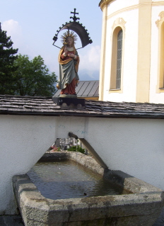 Foto vom Marienbrunnen vor St. Vitus in Fulpmes im Stubaital