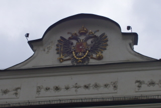 Foto vom Reichsadler an der Fassade der Hofburg in Innsbruck