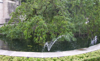 Foto vom Brunnen im Schlosspark von Schloss Ambras in Innsbruck