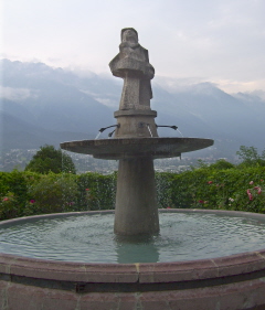 Foto vom Schlossbrunnen vor Schloss Mentlberg in Innsbruck