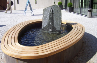 Foto vom Brunnen vor dem Klosterladen in Stift Stams