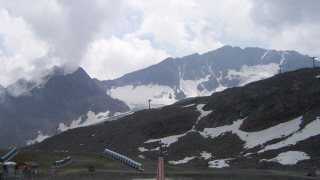 Foto von Berggipfeln mit Schnee im Stubaital