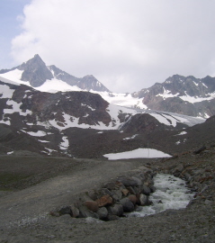 Foto eines Gebirgsbaches aus dem Gletscher bei der Bergstation