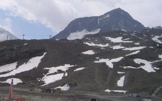 Foto der Bergstation der Stubaitalgletscherbahn im Schnee