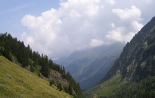 Foto der Berge beim Grawa-Wasserfall