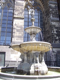 Foto vom Petrusbrunnen vor dem Kölner Dom