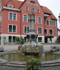 Foto vom Brunnen vor dem Rathaus in Lindenberg