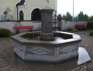 Foto vom Brunnen vor St. Martin in Oberreute