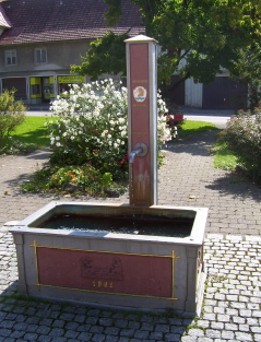 Foto vom Brunnen vor St. Nikolaus in Opfenbach