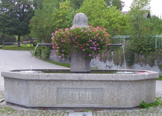 Foto vom Brunnen vor St. Martin in Scheffau