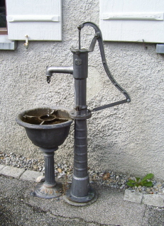 Foto vom Pumpbrunnen vor dem Heimathaus in Scheidegg