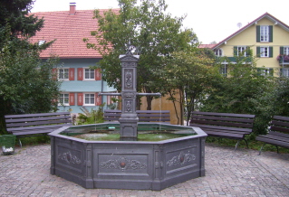 Foto vom Brunnen vor St. Gallus in Scheidegg