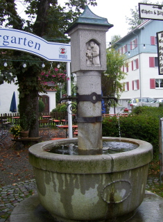 Foto vom Brunnen in der Ellhofer Straße in Simmerberg