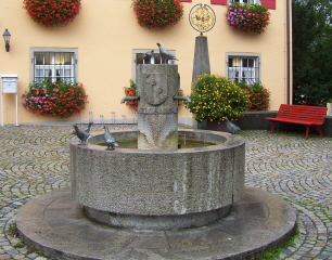 Foto vom Brunnen vor dem Rathaus in Weiler-Simmerberg