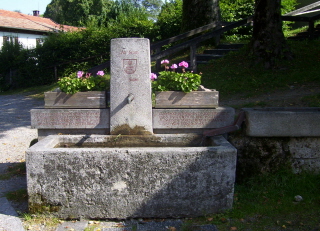 Foto vom Dorfbrunnen in Bad Bayersoien
