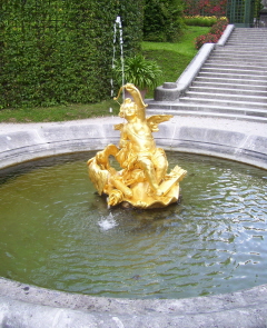 Foto vom Amor brunnen im Garten von Schloss Linderhof