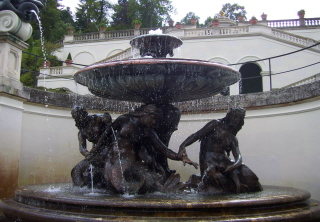 Foto vom großen Najadenbrunnen im Terrassengarten von Schloss Linderhof