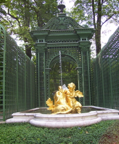 Foto vom Delphinbrunnen im Park von Schloss Linderhof