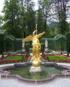 Foto vom Famabrunnen im Park von Schloss Linderhof