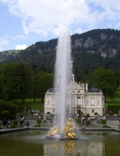 Foto der Fontäne im Park von Schloss Linderhof