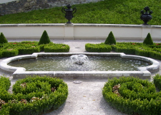 Foto von einem der beiden kleinen Glockenbrunnen im Terrassengarten von Schloss Linderhof