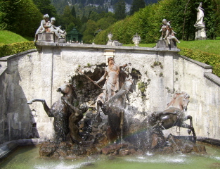 Foto vom Neptunbrunnen im Park von Schloss Linderhof