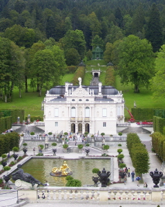 Foto von Schloss Linderhof mit Brunnenbecken und Figuren