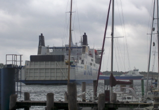 Foto eines gro&szlig;en Schiffes vor dem Hafen in Travem&uuml;nde