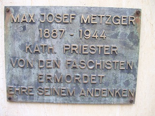 Foto der Gedenktafel &uuml;ber Max Josef Metzger in Magdeburg