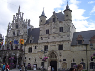 Foto vom Rathaus mit Tuchhalle in Mechelen