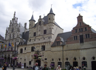 Foto vom Rathaus mit Tuchhalle in Mechelen