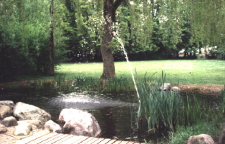 Foto vom Brunnen im Park der Grundschule in Meitingen