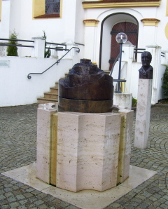 Foto vom Bartholomus-Holzhauser-Brunnen in Laugna