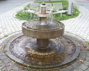 Foto vom Brunnen am Feuerwehrhaus in Ostendorf