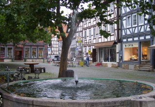 Foto vom Brunnen vor dem Rathaus in Melsungen