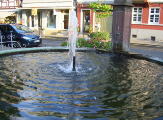 Foto vom Brunnen vor der Stadtkirche in Melsungen