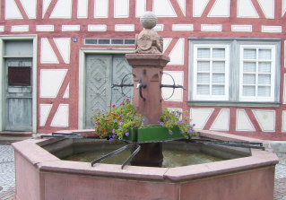 Foto vom Schwiegermütterbrunnen in der Großen Gasse in Michelstadt