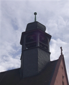 Foto vom Glockenspiel auf dem Dach der Stadtkirche in Michelstadt