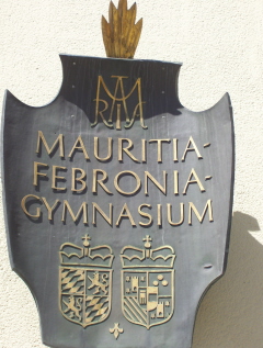 Foto vom Wappen am Mauritia-Febronia-Gymnasium in Mindelheim