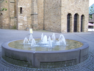 Foto vom Brunnen vor dem Dom St. Gorgonius