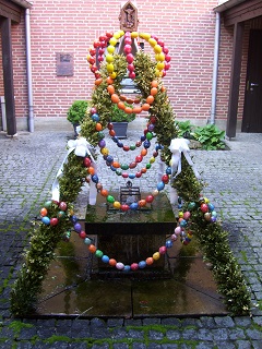 Foto vom Brunnen vor St. Laurentius in Möhrendorf