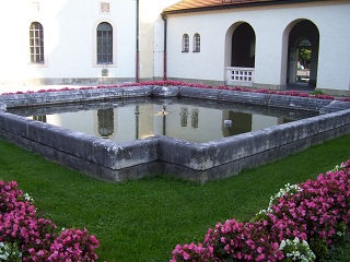 Foto vom Brunnen am Eingang zum Westfriedhof in München